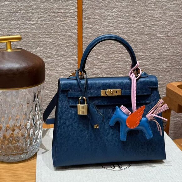 Classic Hermes Bag: A Stylish and Versatile Choice for Elegance - Picture 1 of 8
